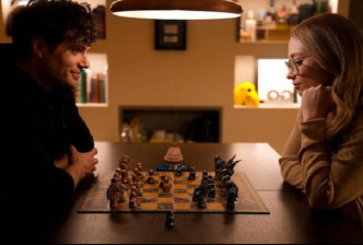 亨利于IG大方分享跟女友Natalie下国际象棋的照片。