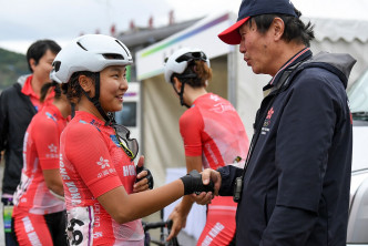 在陜西商洛举行的全运会公路单车女子个人赛决赛中，香港队选手李思颖以3小时04分42秒的成绩夺冠。 新华社