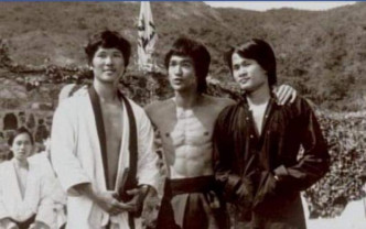 陈龙曾与李小龙和林正英合作。