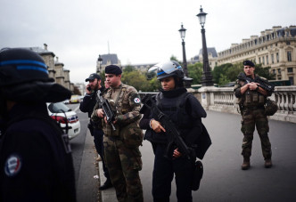 法国警察持枪戒备。AP