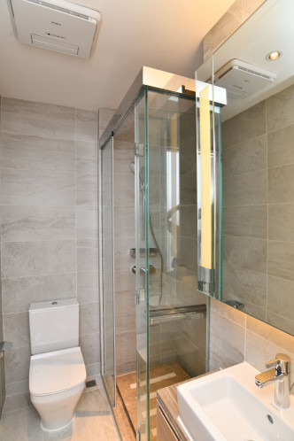 浴室采灰白主调，采企缸设计有助节省空间。