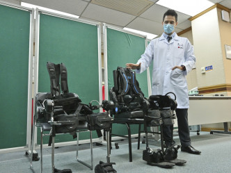 医管局港岛西联网脊髓损伤复康团队引入「机械脚」助脊瘫病人进行复康训练。