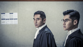 《一级指控》中两人演不同立场的大律师。