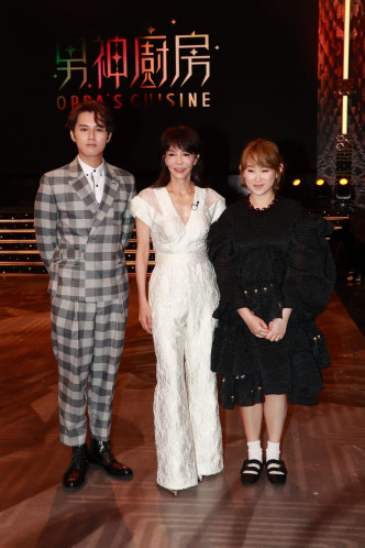 郑裕玲、王菀之和何广沛主持TVB新节目《男神厨房》。
