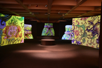 展览分为五个不同颜色展区，展出300多件精选中国文物藏品。政府新闻处图片