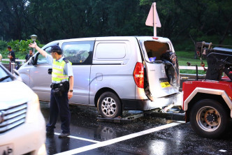 被撞客货车