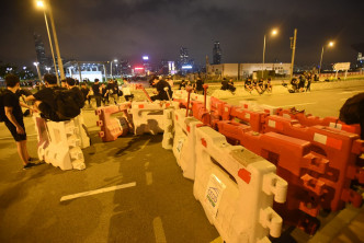 龙和道凌晨被示威者以杂物封闭。