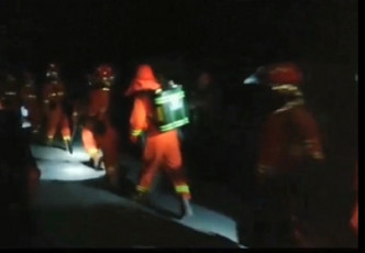 山火爆發後，上述19名消防員連夜救火，不幸殉職。網圖