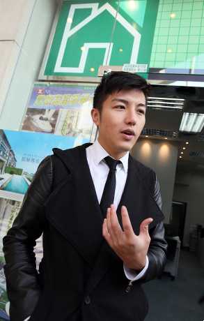 赵浚承当年抽身离开娱乐圈，转型做地产经纪推介楼盘。