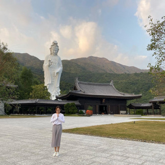 篤信佛學的Jeana，早前跟友人參觀慈山寺。