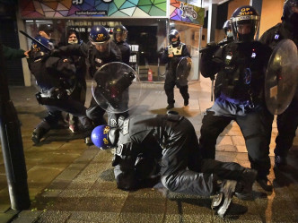 示威者与警员爆发暴力冲突。AP
