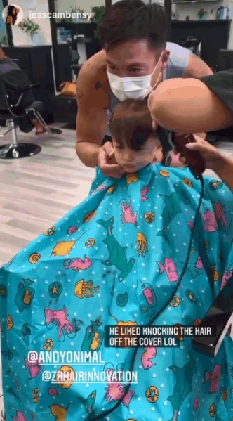Elvis睇完爸爸剪髮後，都坐定定給剪髮。