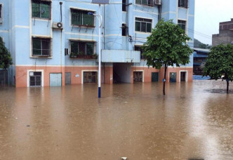 广西崇左市突降暴雨，市区多处出现严重水浸。(网图)