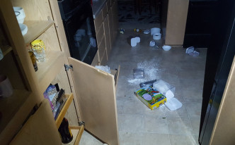 有居民的杂物从柜上掉下来。网民图片