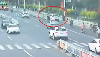 河北違泊私家車女子亂開車門撞死電動車司機。網上圖片