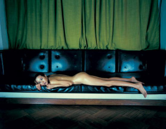 莫文蔚96年以全裸姿态拍摄唱片《全身莫文蔚》封套。
