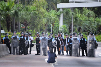 示威者与警员对峙。