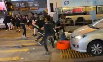 休班警遭示威者拳打脚踢。网上截图