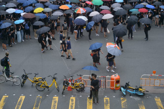 示威者推單車水馬堵塞寶邑路