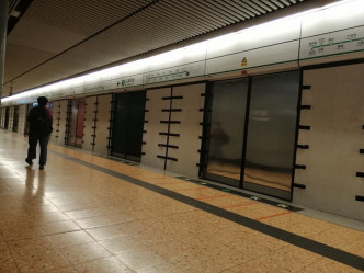 旺角站荃灣綫及觀塘綫均有裝上「鋼幕」。FB圖