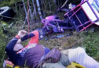 滑翔伞拖载的车架撞至变形，男游客及飞行员受伤。 网图