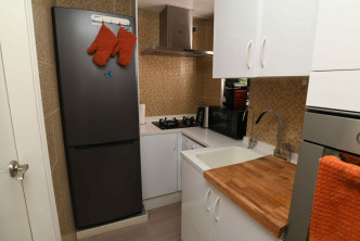 厨房采半开放式设计，设备齐全。