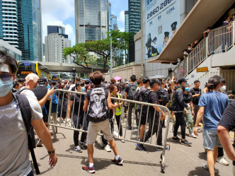 示威者搬鐵馬阻軒尼詩道行車線。