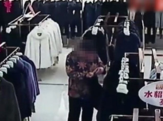 婦人日前偷走一件價值近萬元人民幣的貂皮外套。網圖