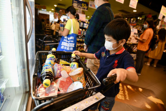 大批市民到超市搶購，食品貨架被搶清空。