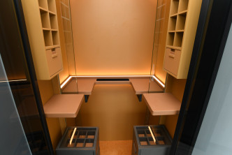 每間房都設專屬衣櫃，衣櫃提供靈活間隔，並內置照明。（本木22樓A3室）