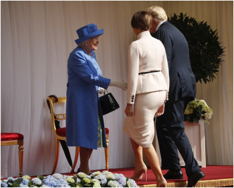 特朗普沒有向女皇鞠躬有違傳統禮節。AP