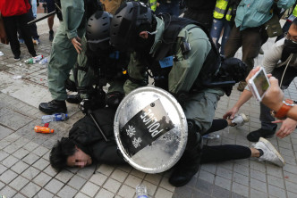 警方拘捕示威者。AP图片