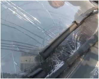 肇事私家车挡风玻璃上也有碎裂的痕迹。