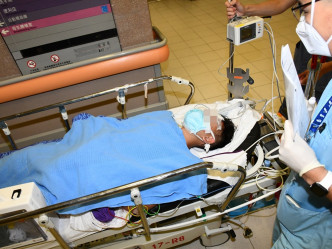 男子由救护车送往伊利沙伯医院治理。