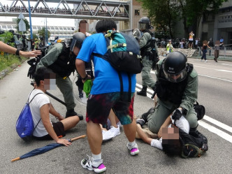 防暴警制服多人。