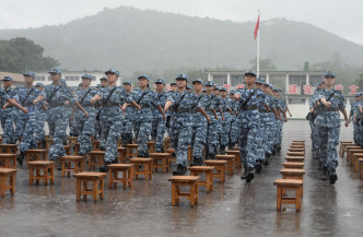 160名大学生一连13日在新围军营接受训练。