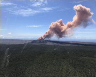 夏威夷基拉韋厄火山周五繼續爆發及噴出火山灰。AP