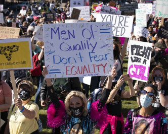 有不少關注婦女權益團體參與遊行。AP