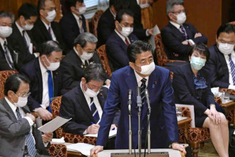 日本政府正探讨将病徵较轻的患者转到酒店继续治疗。AP