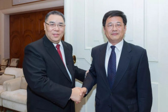 澳門行政長官崔世安（左）發出唁電悼念鄭曉松（右）。網上圖片