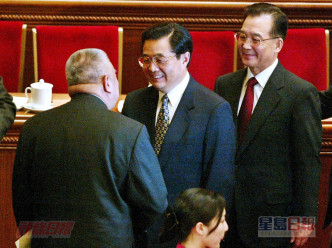 董建华当选政协副主席，与胡锦涛和温家宝握手。资料图片
