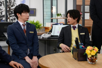 金子大地（右）曾於大熱劇《大叔的愛》扮演主角田中圭的同事。