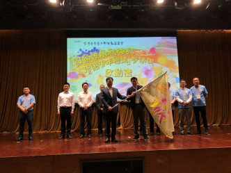 香港青年參訪團舉行啟動禮， 中聯辦副主任陳冬向團長霍啟剛授旗。本報記者攝
