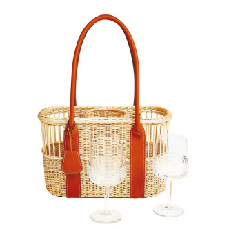 这款结合皮革和柳条的PARK水瓶提篮，以植物纤维为素材编织而成，附有两只Intervalle水晶酒杯，让你野餐更写意。