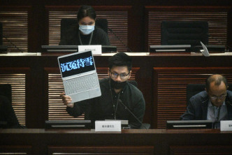工黨主席郭永健在發言時戴上黑色口罩