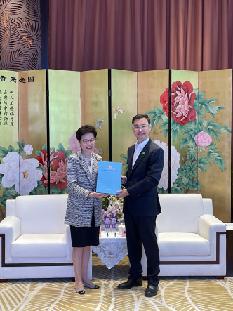 林郑月娥送予广州市市长温国辉她上星期发表的《施政报告》。政府新闻处图片