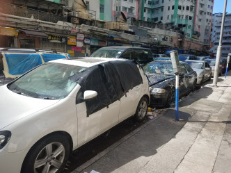 泊於茶餐廳對出，受氣浪及飛出碎片雜物擊毀的車輛繼續停於現場。