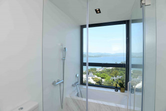 浴室附設大型浴缸，住戶可於浸浴時欣賞戶外美景。