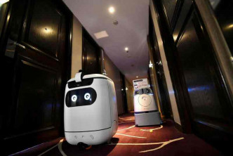 酒店利用机械人送餐及负责走廊清洁消毒。fb