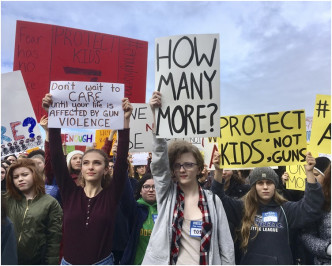 不少中学生及市民加入集会要求美国管制枪械。AP
